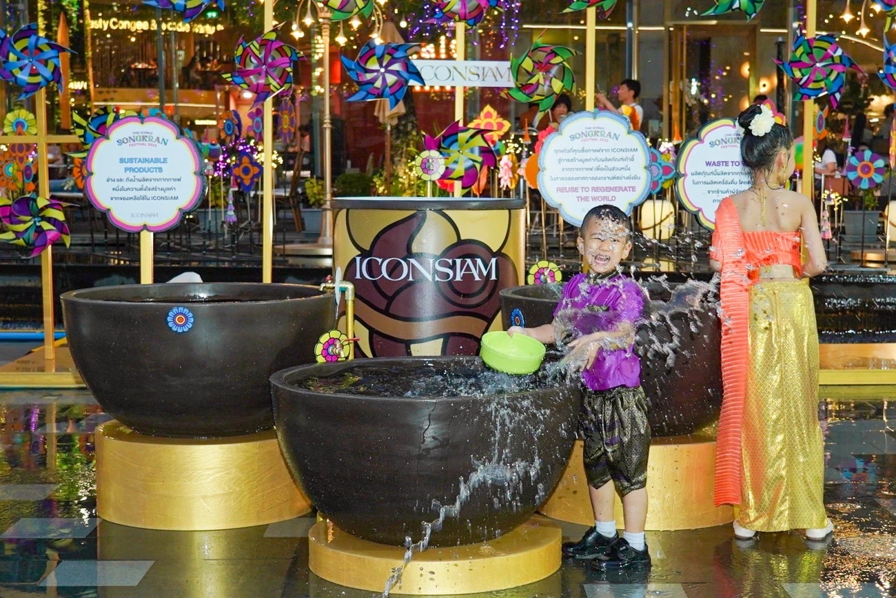 รักษ์โลก : จาก 'กากกาแฟ'  ไร้ค่าสู่การรีไซเคิลไอเทมที่ถูกใช้ในงานสงกรานต์