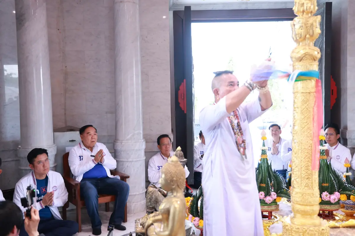 "ประวิตร" สักการะศาลหลักเมืองนครฯ ขอพรให้ชนะ ได้เป็นนายกฯ คนที่ 30