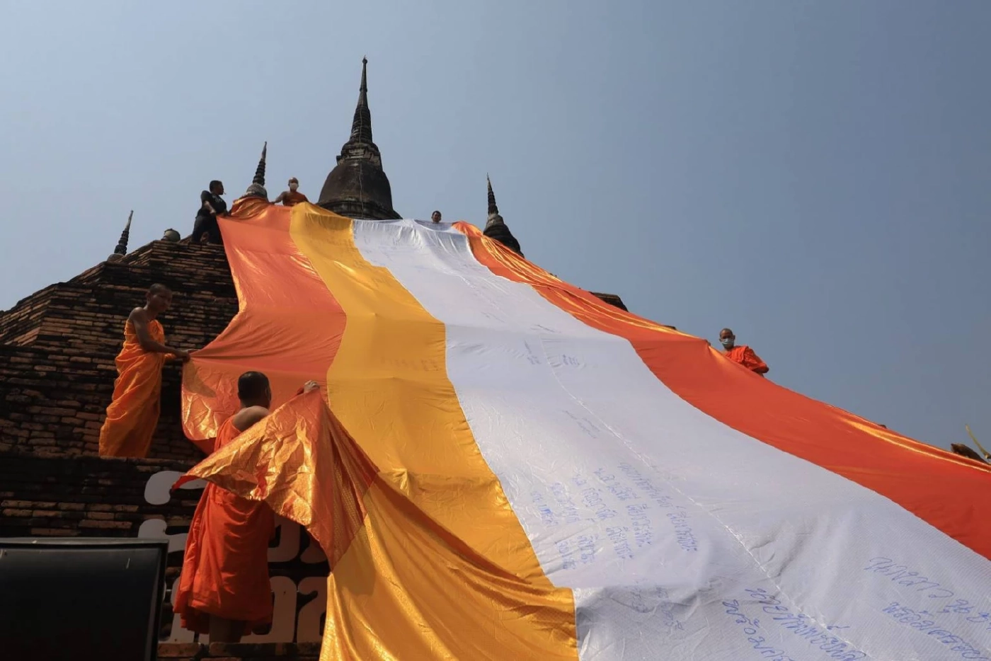 เสริมมงคล! วัดราชบูรณะ จัดสรงน้ำพระบรมสารีริกธาตุ ห่มผ้าเจดีย์หลวง 700 ปี