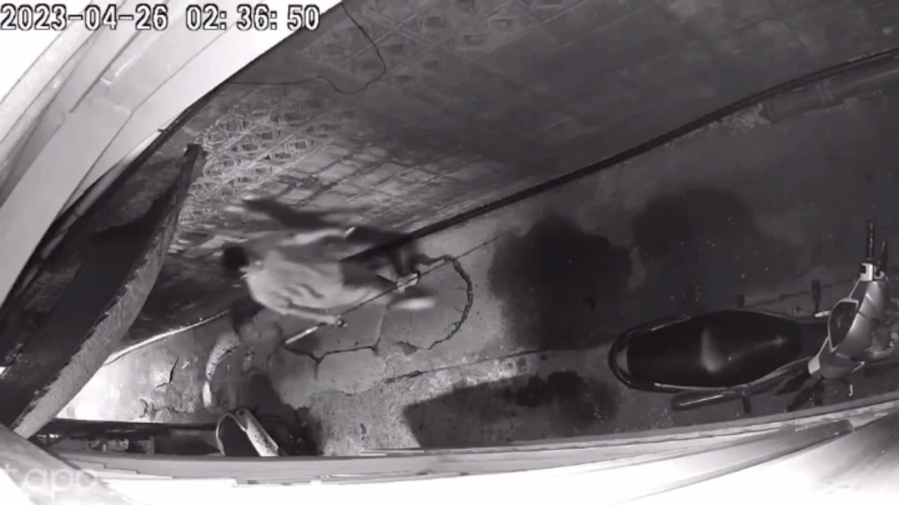 เปิดภาพวงจรปิด คนร้ายตีเนียนเป็นคนตกปลา ลักตัดสายไฟเสียหายกว่า 2 ล้าน