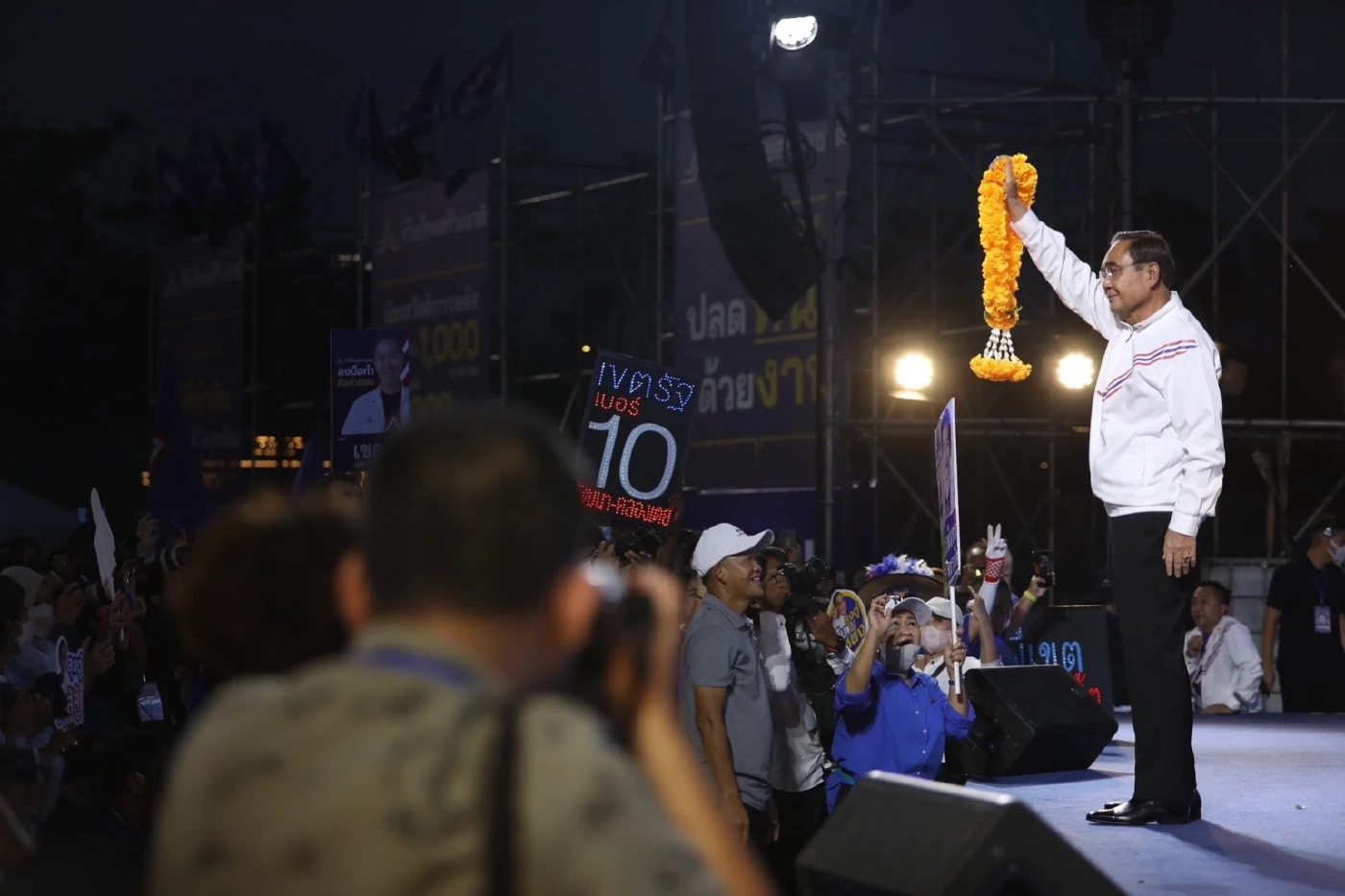 "บิ๊กตู่" ขึ้นเวทีปราศรัยกทม.ครั้งแรก ฝันอยากได้ ส.ส. 33 เขต