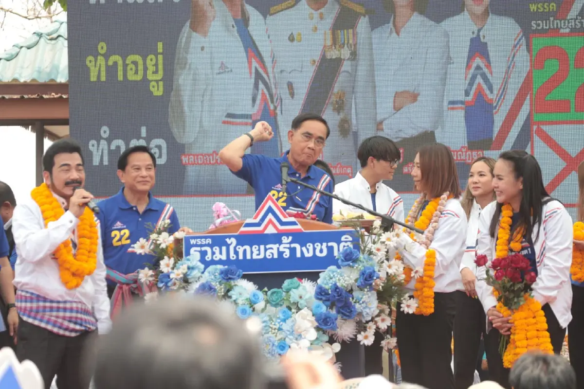 บิ๊กตู่ ขึ้นเวทีปราศรัยอุตรดิตถ์ ถิ่นศรัณย์วุฒิ ย้ำ เลือกใครไตร่ตรองให้ดี