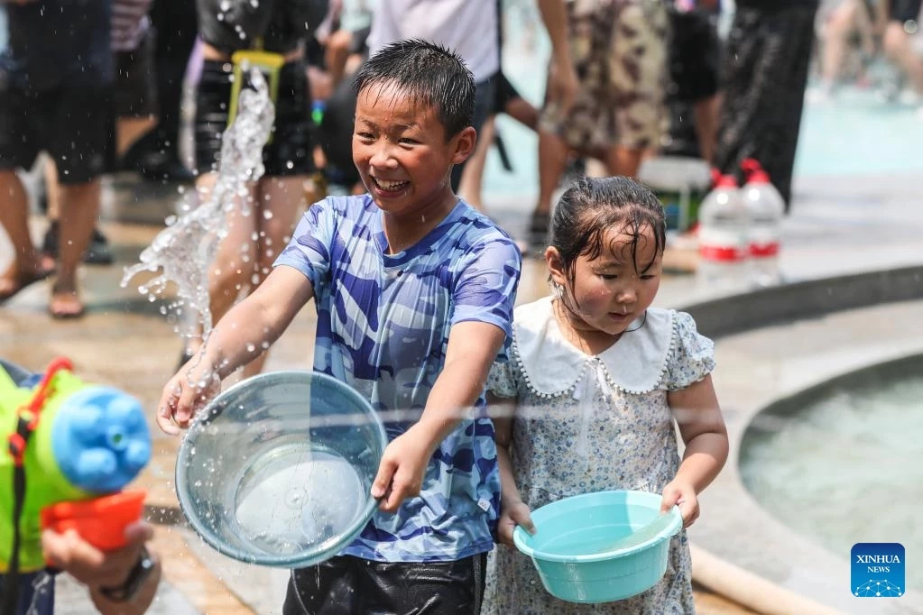 อลังการงานสร้าง!!  มหาสงกรานต์ในมณฑลยูนนานของจีน ( มีคลิป )