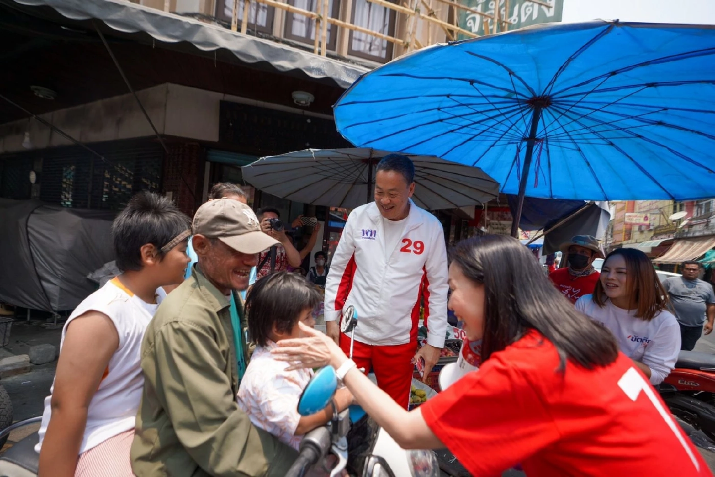 "เศรษฐา" บุกบ้านโป่งอ้อนเลือก"เพื่อไทย" ย้ำ 8 ปีปชช.ทุกข์มากพอแล้ว