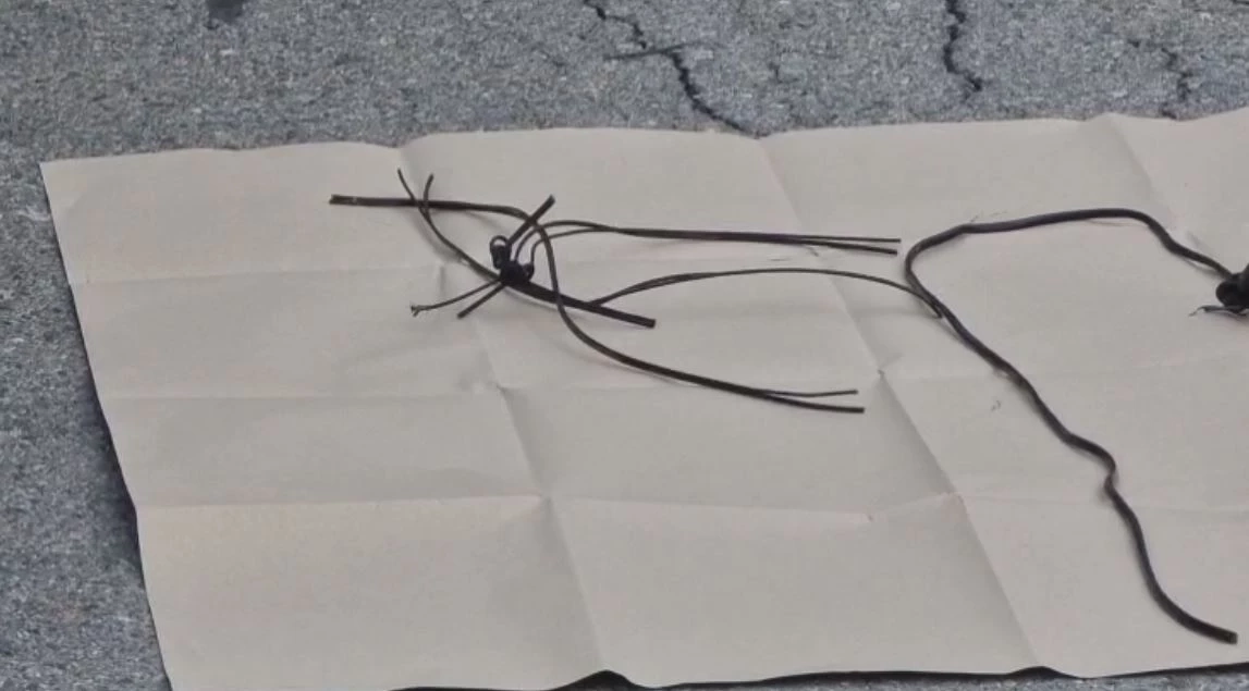 สุดโหด! พบศพ 2 ราย ถูกสังหารมัดมือ-เท้า ทิ้งพงหญ้าข้างถนน