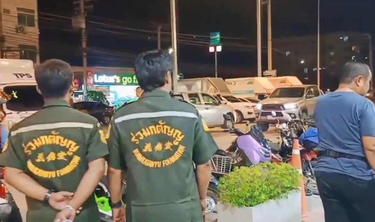 เย้ยกฎหมาย! วัยรุ่นคลังสินค้า สาดกระสุนใส่คู่อริ กลางตลาดนัด ย่านบางเสาธง