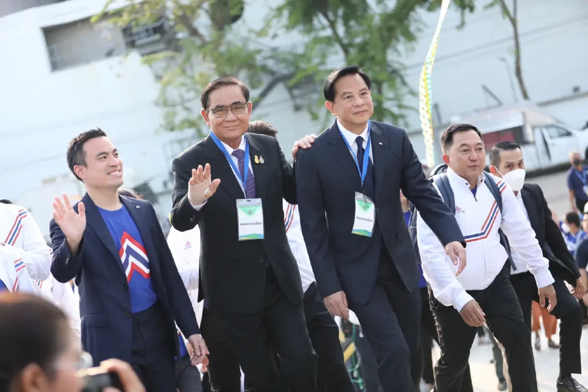 "บิ๊กตู่" ปัดตอบใช้มือไหนจับสลาก รับหวังหวนคืนจัดตั้งรัฐบาล