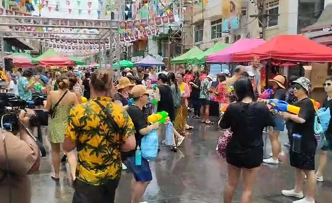 "ชัชชาติ" เปิดงาน "สงกรานต์ถนนข้าวสาร" อวยพรปีใหม่ไทย ขอให้ทุกคนมีความสุข