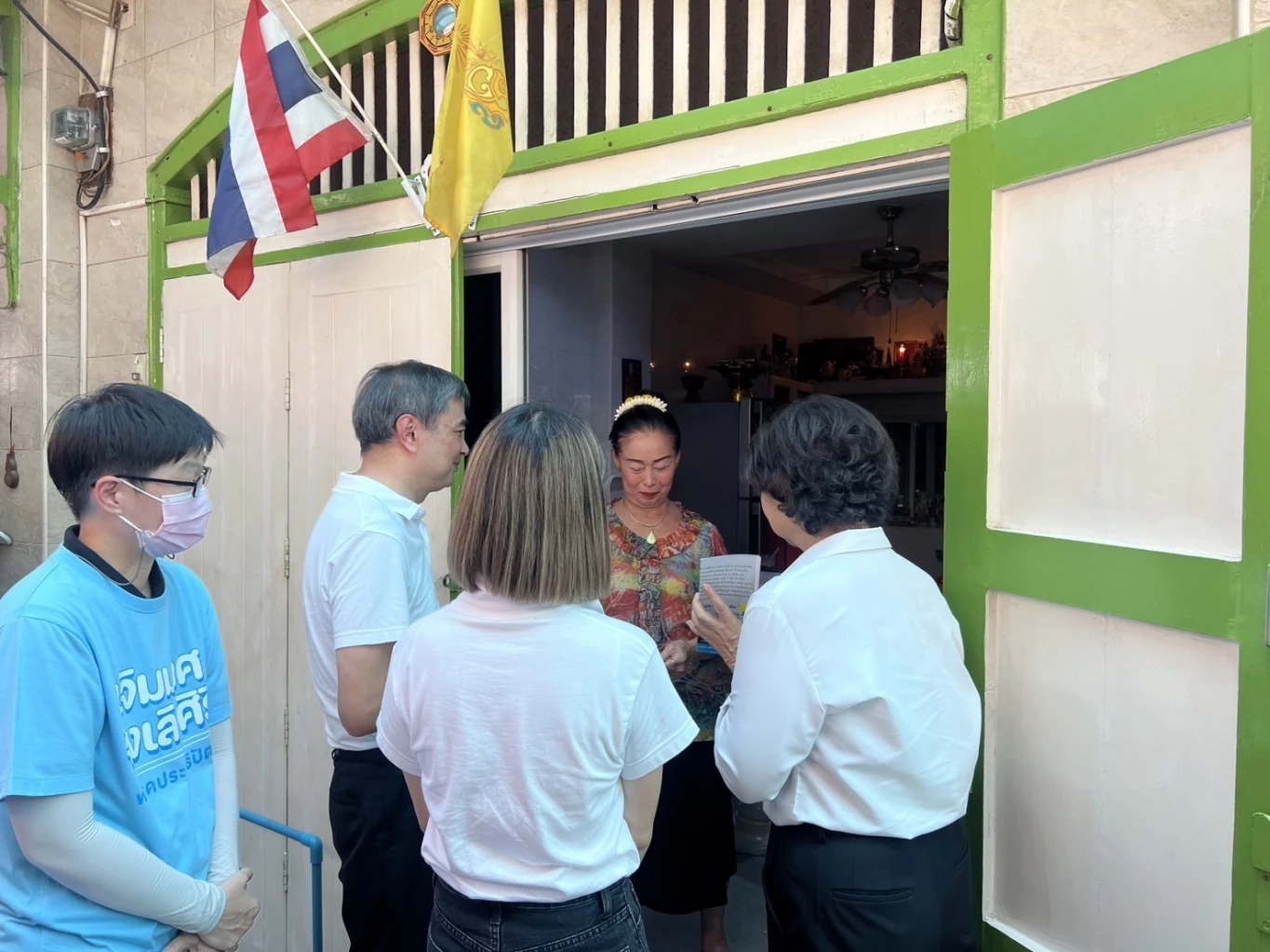 เสียงตอบรับดี! "มาร์ค" ควง "มาดามเดียร์" ลุยย่านบางรักหาเสียงช่วย "เจิมมาศ"