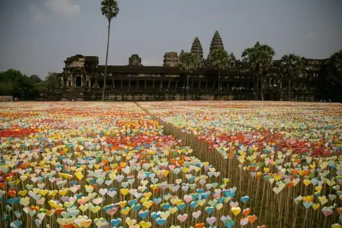 กัมพูชาสร้างสถิติโลก จัดโชว์ "กระดาษพับหัวใจ" 3.9 ล้านชิ้นเพื่อซีเกมส์
