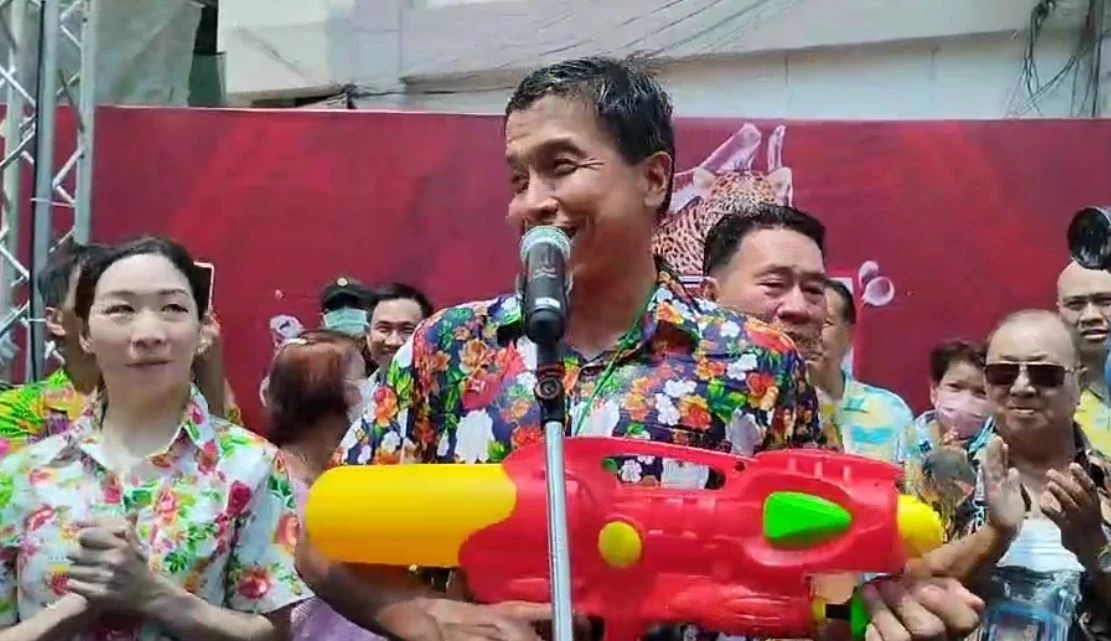 "ชัชชาติ" เปิดงาน "สงกรานต์ถนนข้าวสาร" อวยพรปีใหม่ไทย ขอให้ทุกคนมีความสุข