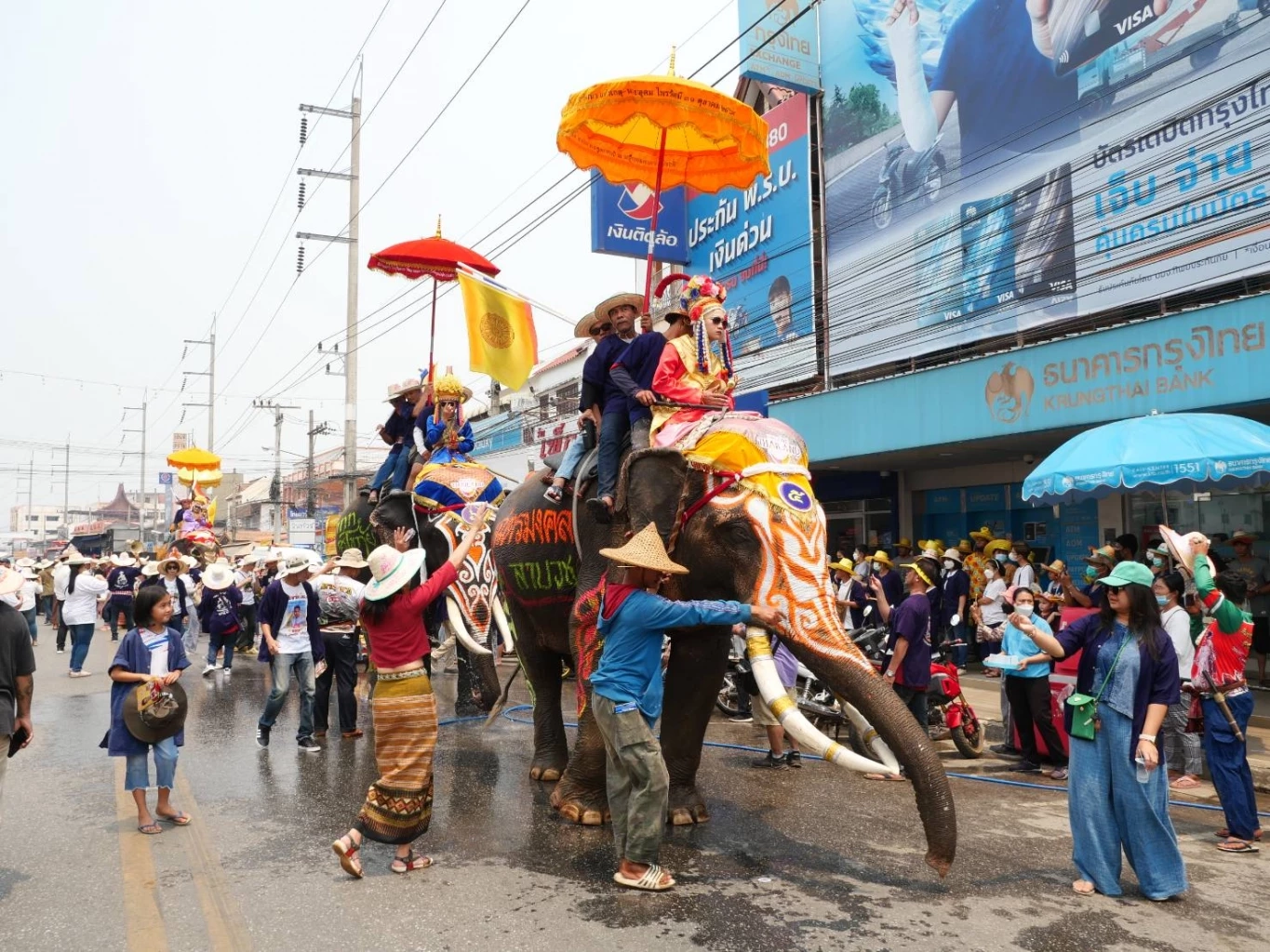 สุดคึกคัก! กิจกรรมแรกสงกรานต์สุโขทัย แห่ช้างบวชนาคชาวไทยพวน บ้านหาดเสี้ยว