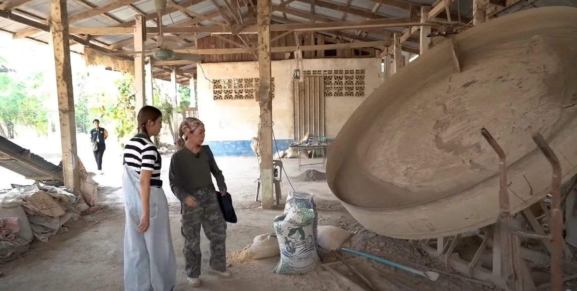 แม็กกี้ อาภา พาเที่ยวไหว้พระ พิษณุโลก แถมยังร่วมกิจกรรมรักษ์โลก 