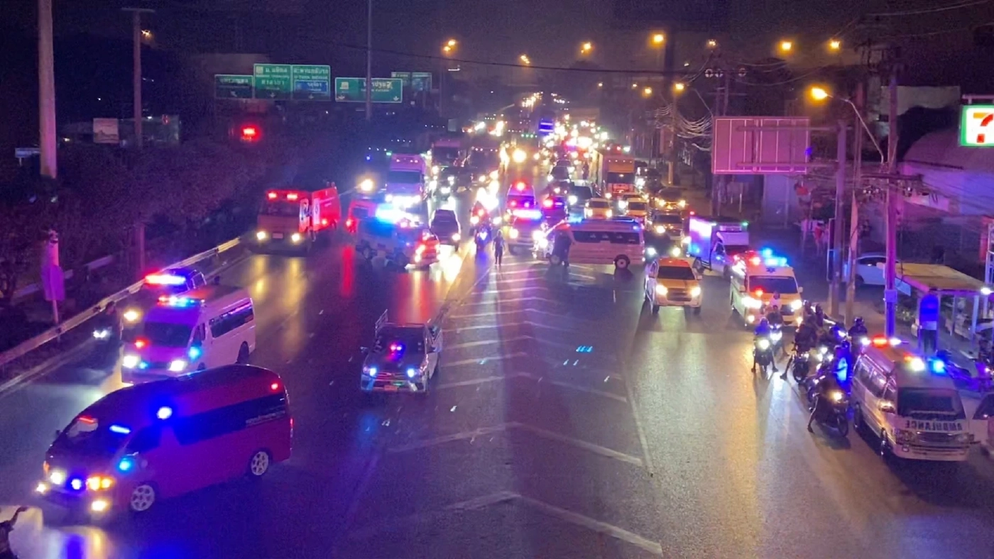 ระทึกกลางดึก! ถนนบรมฯ หวิดเป็นทะเลเพลิง รถน้ำมันเบรกติดไฟลุกท่วมกลางถนน