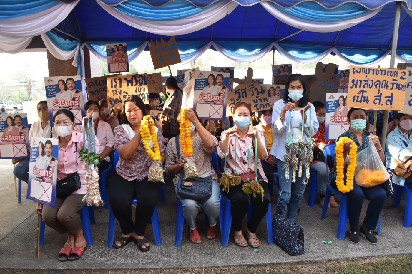 กองเชียร์ผู้สมัคร ส.ส.อุตรดิตถ์ สุดครีเอท จัดพวงมาลัยโอทอปคล้องคอผู้สมัคร