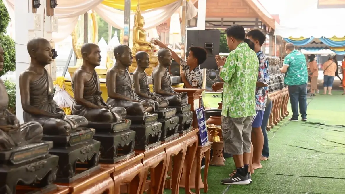 วันครอบครัวพิจิตรคึกคัก ปชช. กราบขอพร - สรงน้ำ "หลวงพ่อเพชร" เสริมมงคลชีวิต