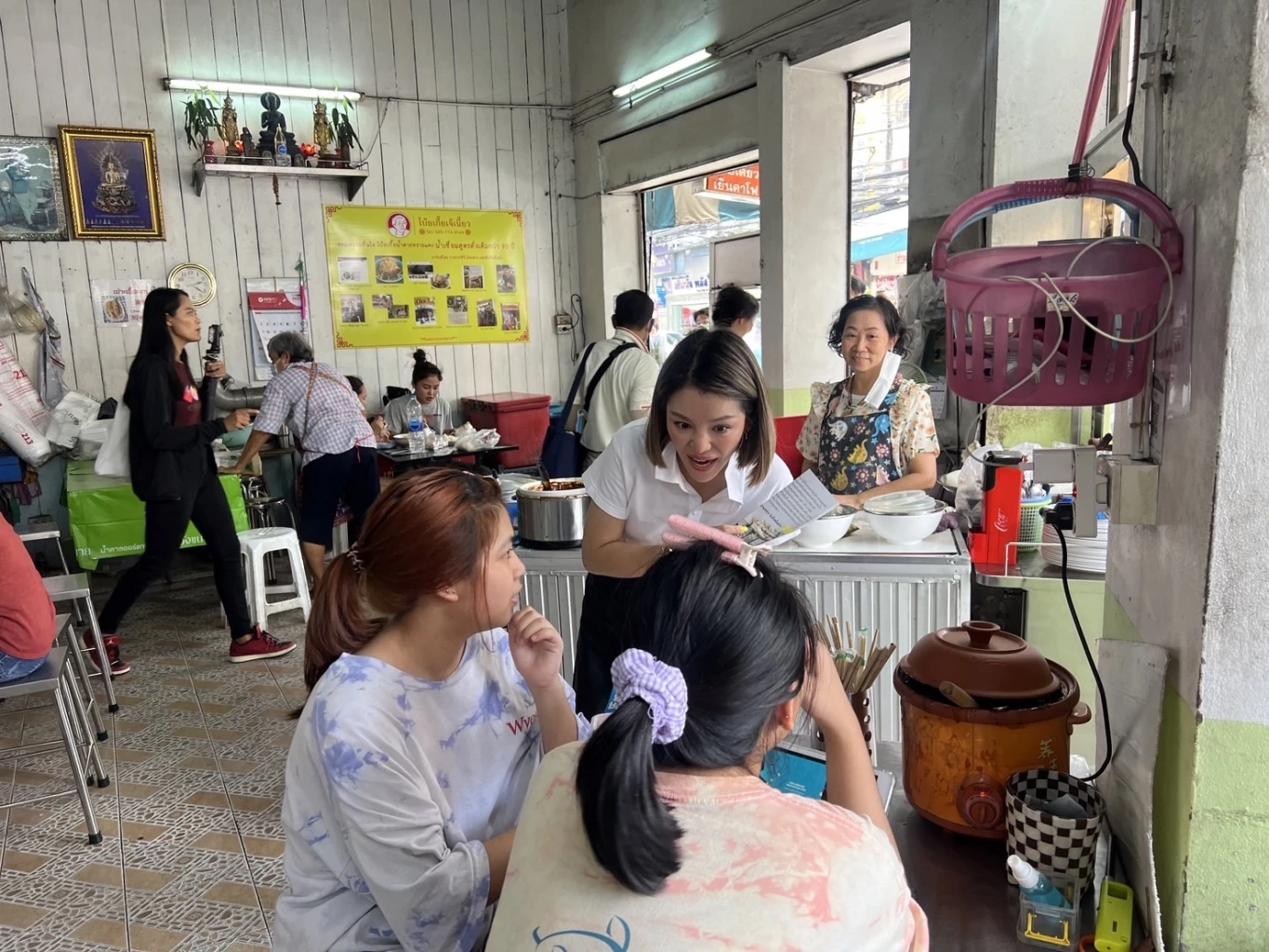 เสียงตอบรับดี! "มาร์ค" ควง "มาดามเดียร์" ลุยย่านบางรักหาเสียงช่วย "เจิมมาศ"