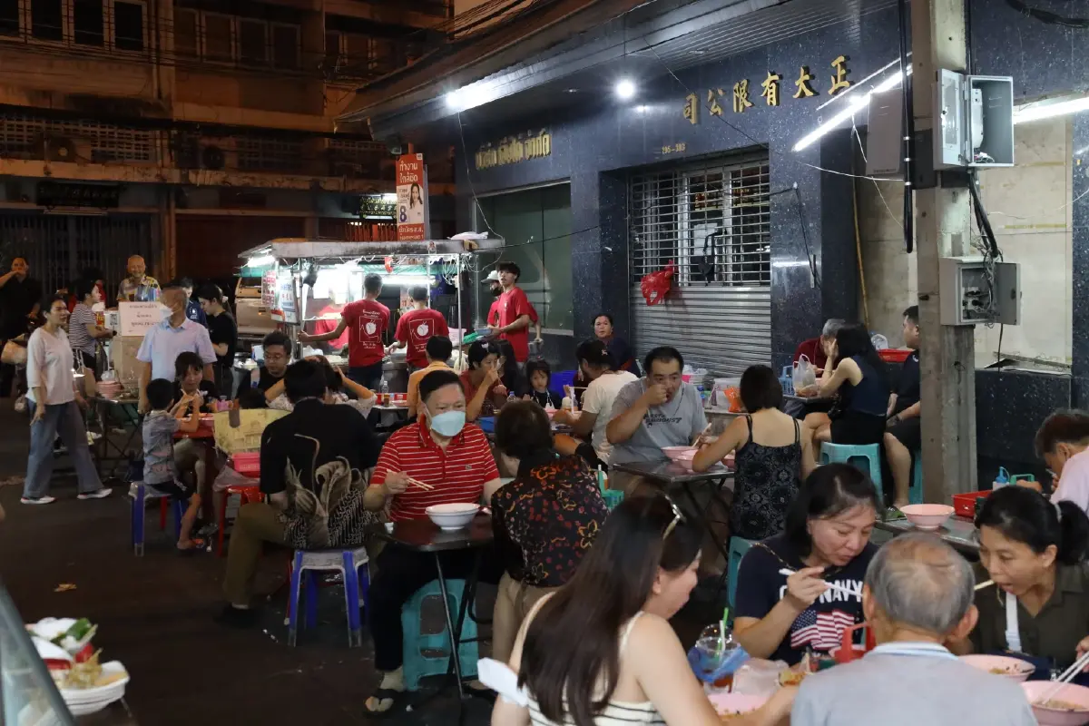 เลือกตั้ง66:"บิ๊กป้อม"แวะร้านก๋วยเตี๋ยวเจ้าประจำ ย่านเยาวราช ใกล้ชิดปชช.