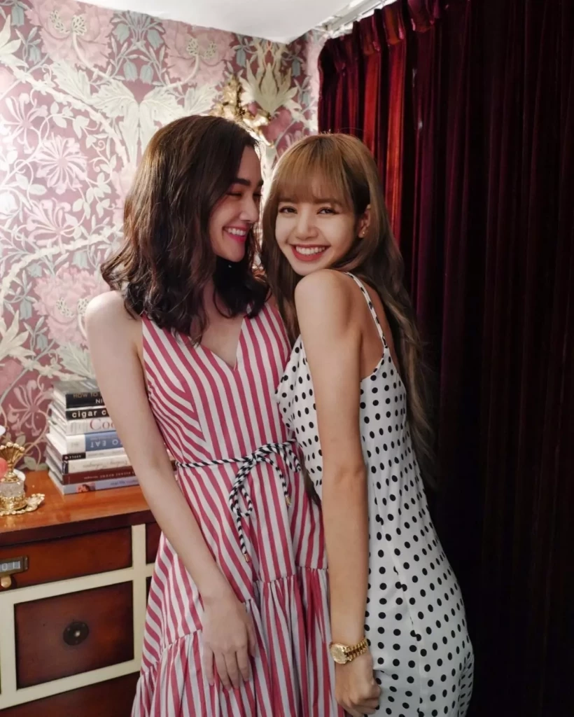 ฉลองวันเกิดลิซ่า ‘เดียร์น่า’ เซอร์ไพร์ส ส่งเค้กม้าหมุน แช๊ะภาพคู่แบบสับๆ