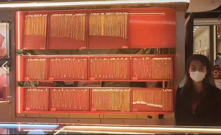 สุดอุกอาจ! โจรบุกชิงทอง กลางห้างดังบ้านฉาง ใช้เวลา 10 วินาทีกวาดทอง 4 แสน