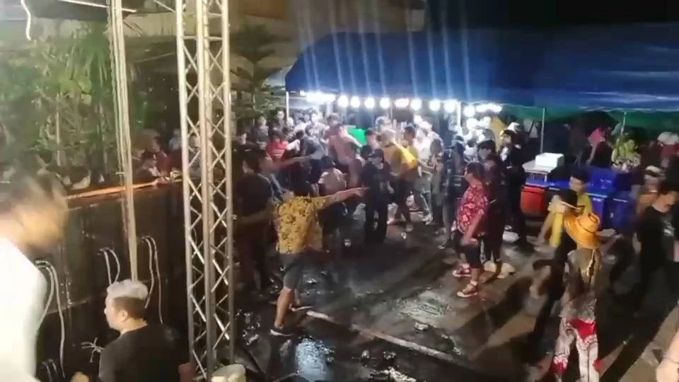 ตีกันยับ โจ๋ร้อยเอ็ดเปิดศึกตะลุมบอน กลางงานสงกรานต์ "ถนนข้าวทิพย์"