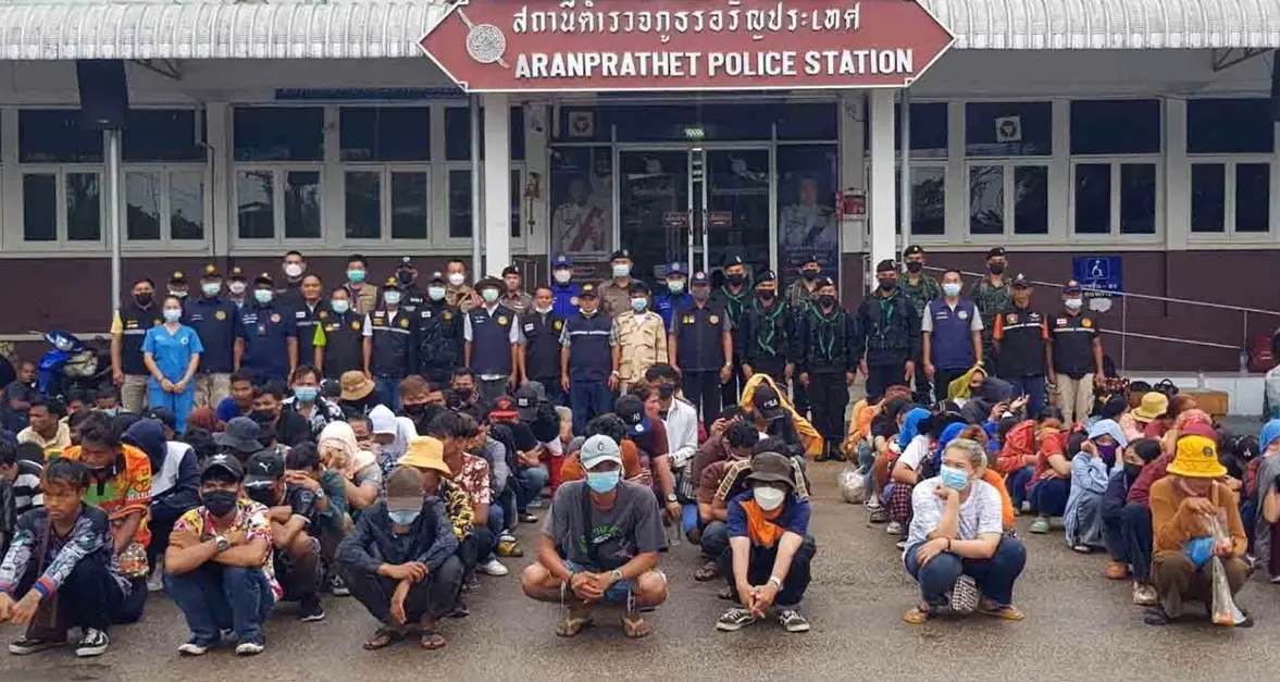 สกัดจับแรงงานต่างด้าว ลักลอบเข้าประเทศ รวม 123 คน บริเวณทุ่งนา จ.สระแก้ว