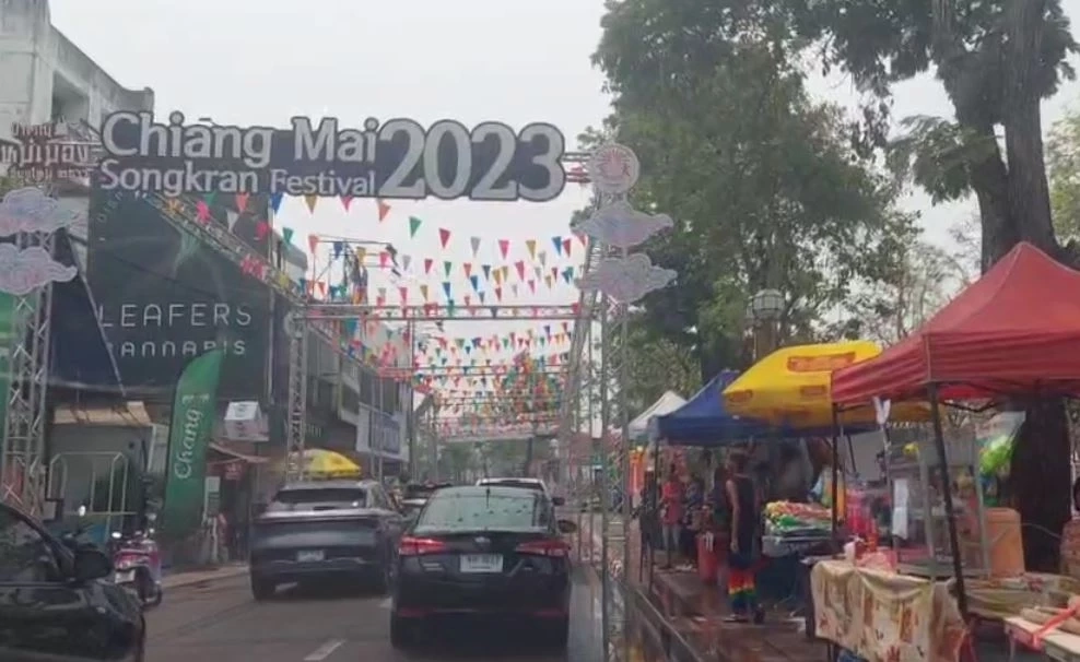 "สงกรานต์เชียงใหม่" เริ่มคึกคัก! นักท่องเที่ยวเดินเล่นน้ำรอบคูเมือง