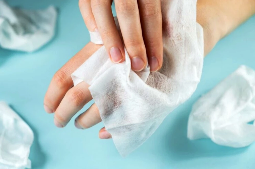 เช็ดแล้วทิ้งเตรียมโดนแบน! ทิชชู่เปียกใช้เร็วครึ่งนาที ย่อยสลาย 100 ปี