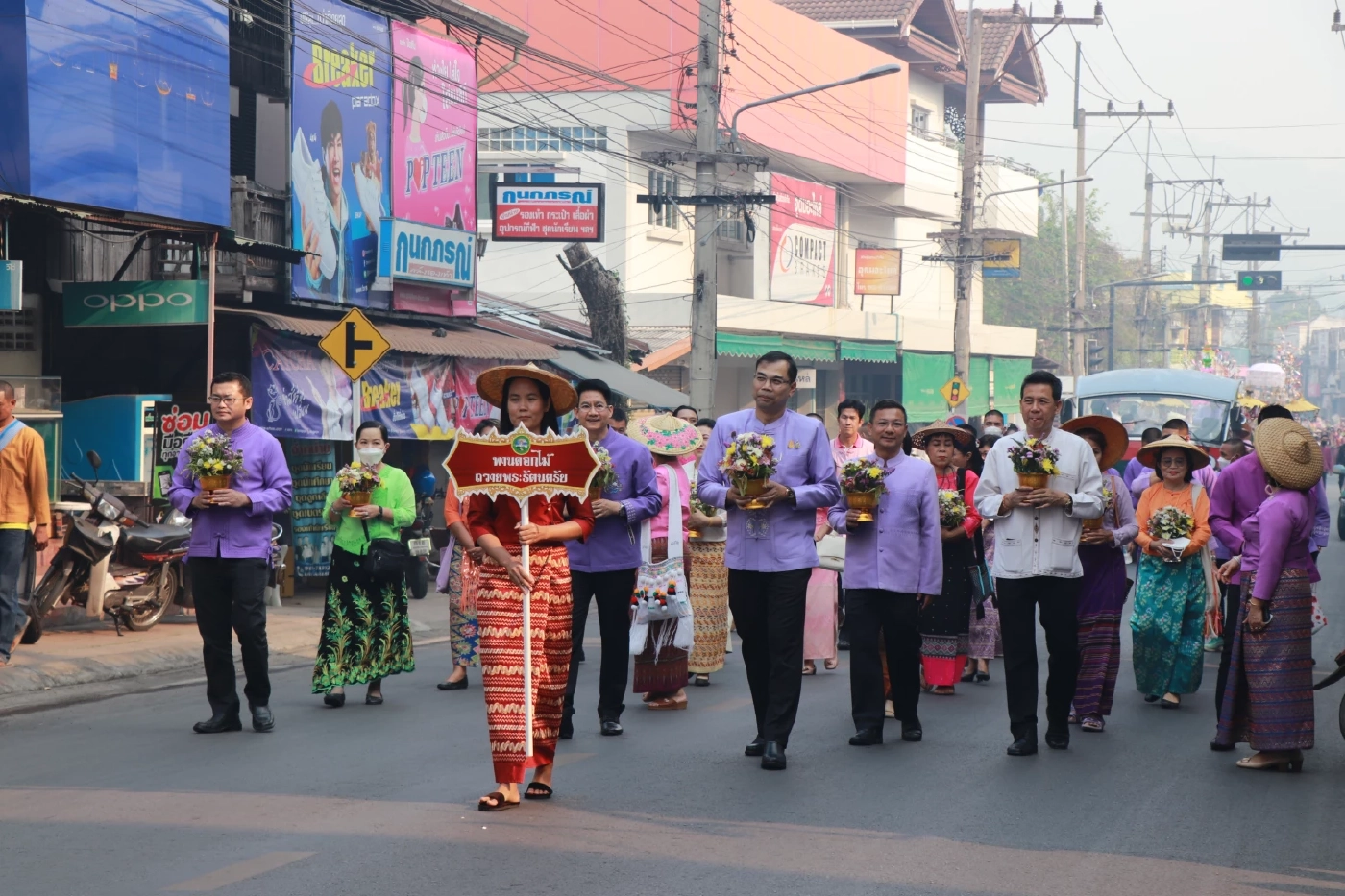 จัดใหญ่! ชมขบวน "แห่โคหลู่" ประเพณีปอยส่างลอง จ.แม่ฮ่องสอน