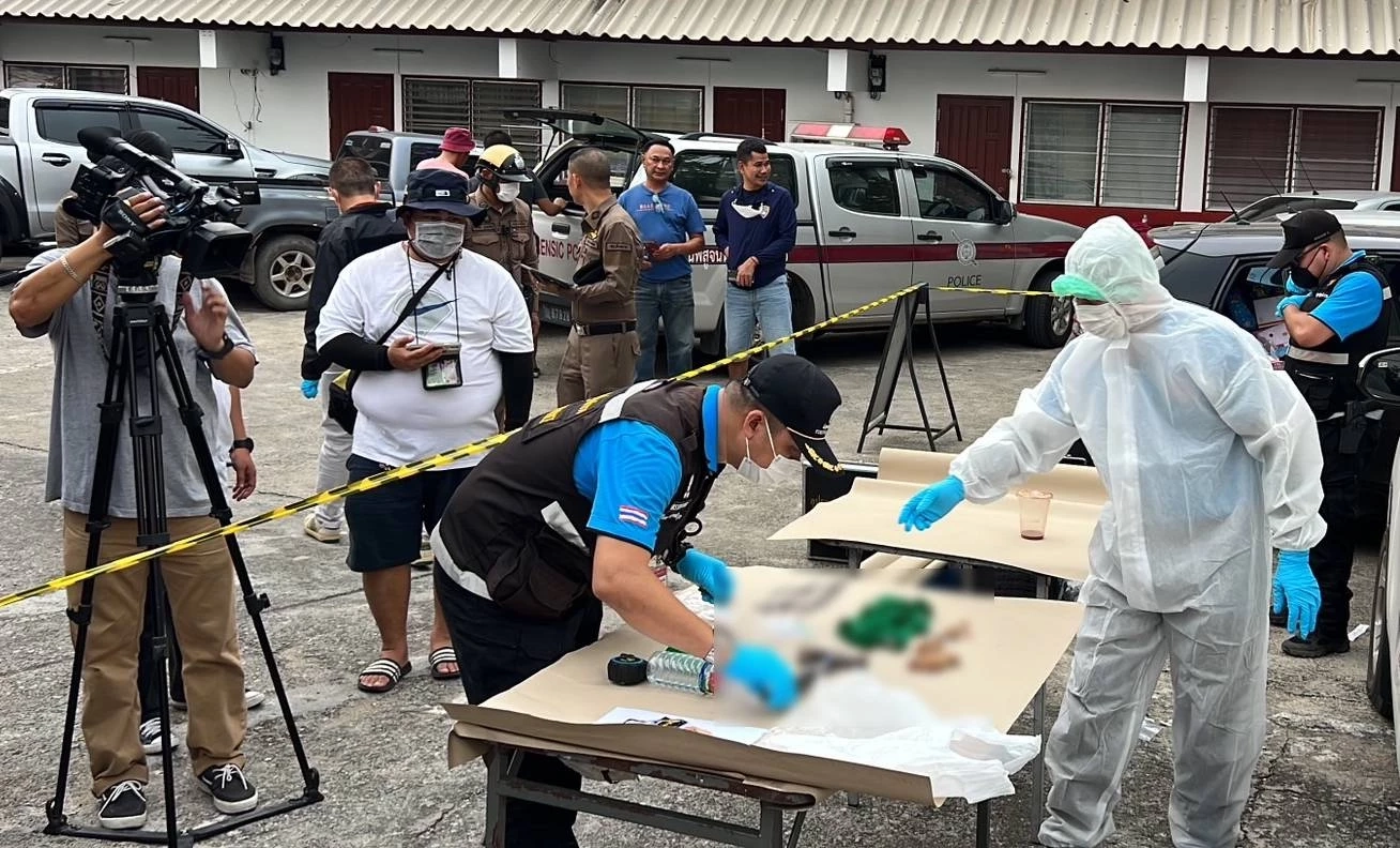 ภาพเจ้าหน้าที่ตรวจหลักฐานที่พบ