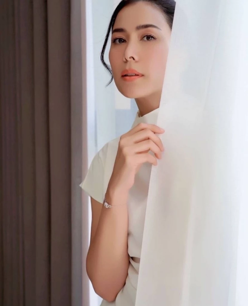 เชอรี่ เข็มอัปสร โชว์บัตรพนักงานออฟฟิศ แฟน ๆ แห่ชม ทั้งสวยทั้งเก่ง