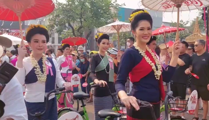 "สงกรานต์เชียงใหม่" คึกคัก นทท.ทะลักเล่นน้ำ หลังอัดอั้นมานาน 3 ปี