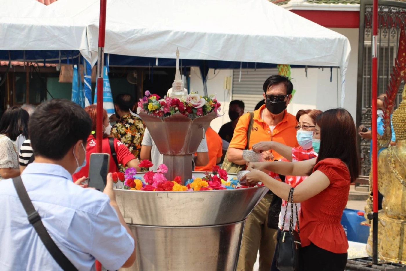 นักท่องเที่ยวสรงน้ำ "พระพุทธชินราชจำลอง" เสริมสิริมงคลรับวันสงกรานต์