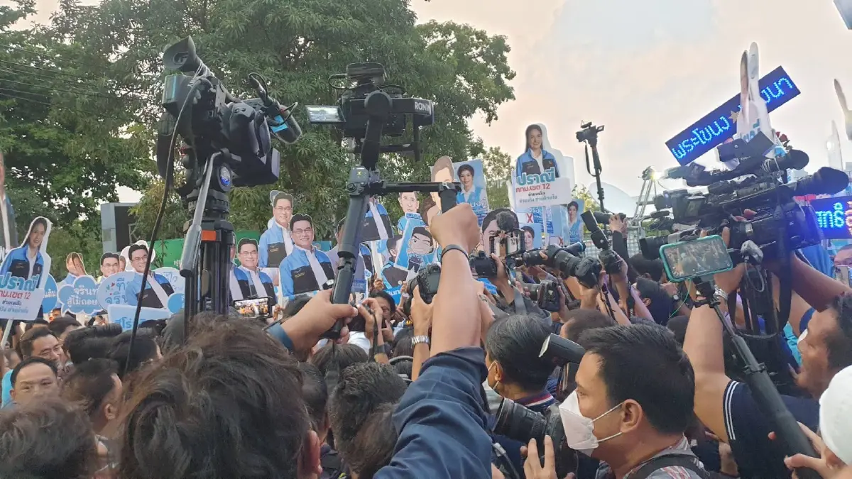 จุรินทร์ นำทัพลูกแม่พระธรณี 33 เขตกทม.ถึงสนามรับสมัครเลือกตั้งเป็นพรรคแรก