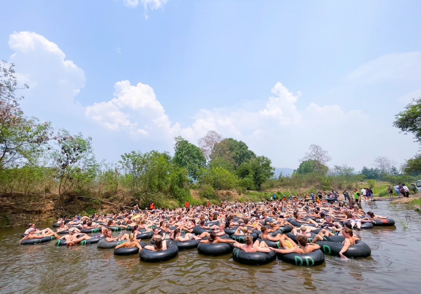 เปิดภาพ นักท่องเที่ยวหนีร้อน ล่องแพห่วงยางแม่น้ำปาย สุดคึกคัก (คลิป)