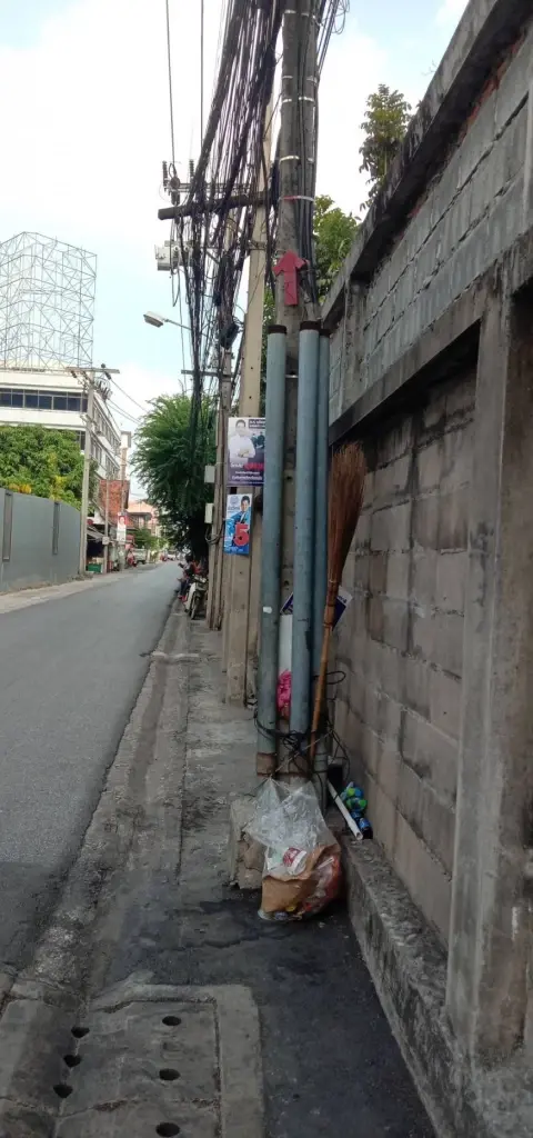 ปชป. ติงคู่แข่งหยุดปลดหรือทำลายป้ายหาเสียง ขู่ถ้าไม่หยุดดำเนินตามกม.