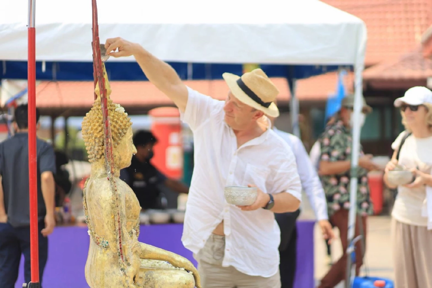 นักท่องเที่ยวสรงน้ำ "พระพุทธชินราชจำลอง" เสริมสิริมงคลรับวันสงกรานต์