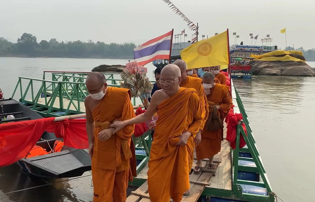 อลังการ! ขบวนแห่ต้นกัลปพฤกษ์กลางน้ำโขง ถวายสักการะรอยพระพุทธบาท