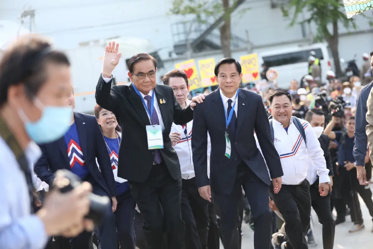 "บิ๊กตู่" ปัดตอบใช้มือไหนจับสลาก รับหวังหวนคืนจัดตั้งรัฐบาล