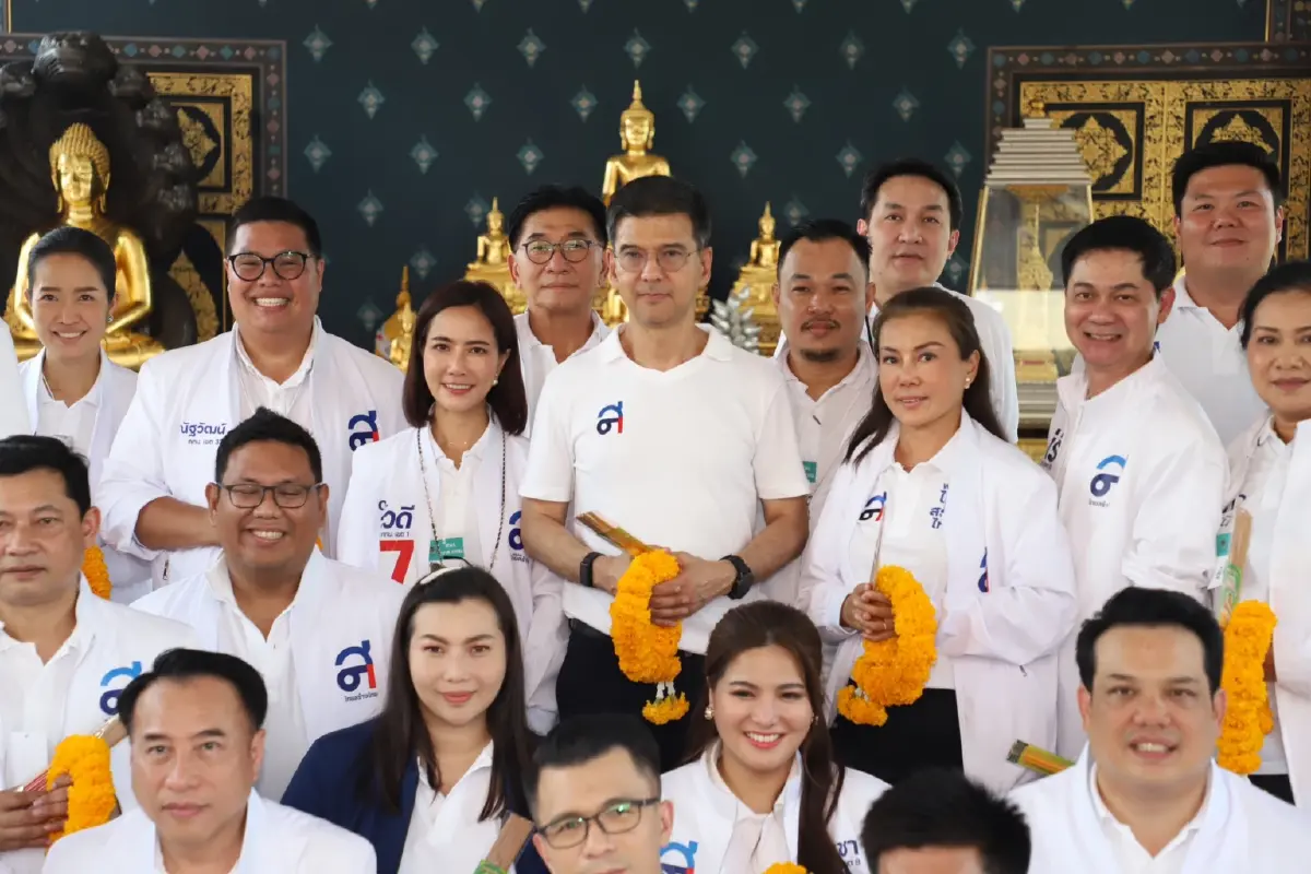 "หญิงหน่อย"นำทัพผู้สมัครสักการะวัดชนะสงครามเพื่อชนะศึกเลือกตั้ง 