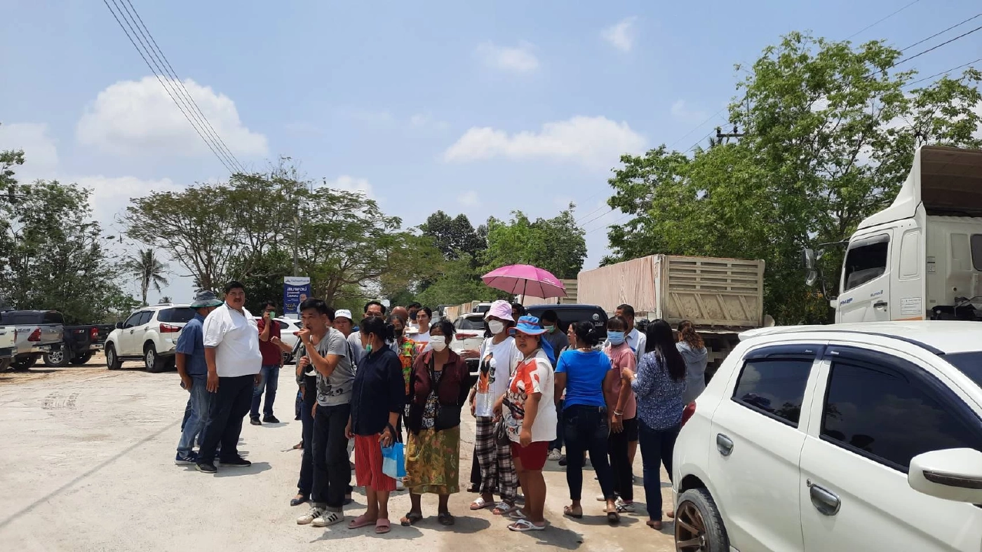 ชาวบ้านสุดทน ประท้วงปิดถนน รถวิ่งขนดินถมทะเล ทำเดือดร้อนเกิด "PM2.5"