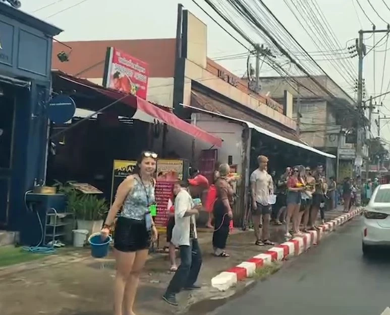 "สงกรานต์เชียงใหม่" เริ่มคึกคัก! นักท่องเที่ยวเดินเล่นน้ำรอบคูเมือง