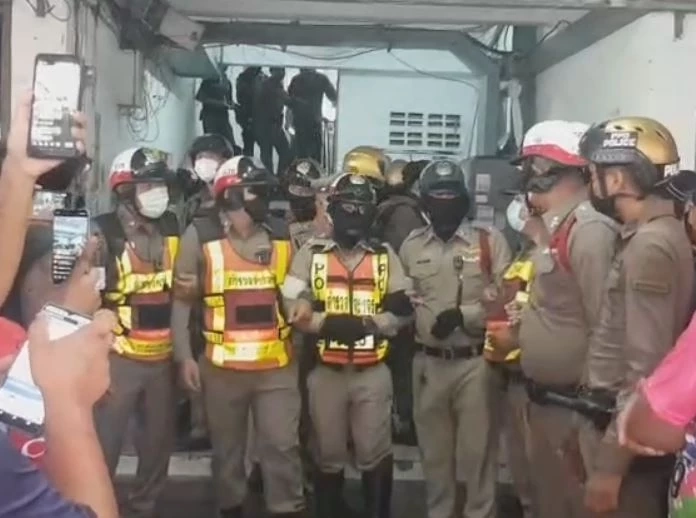 ชาวบ้านรุมประชาทัณฑ์ มือฆ่าปาดคอสาวหมกห้องพัก ย่านพระประแดง