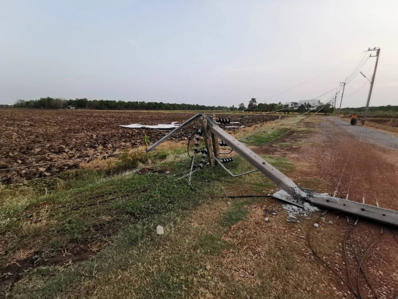 พายุฤดูร้อน ถล่ม 3 อำเภอ จ.ฉะเชิงเทรา เสาไฟฟ้าหักโค่น ไฟดับนาน 7 ชั่วโมง