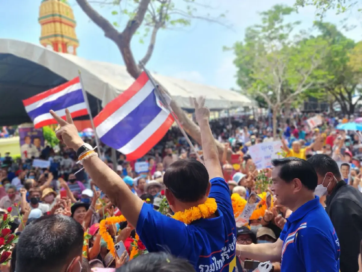 สงขลาตลาดแตก "พล.อ.ประยุทธ์" ปราศรัยปชช.แห่ล้อมเวที เรียก "พี่ตู่"กระหึ่ม
