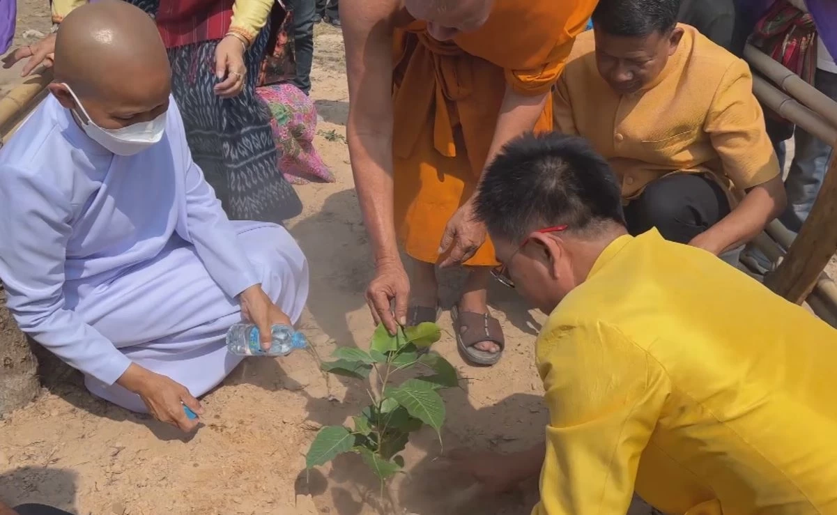 ชาวกันทรารมย์ แห่ทำบุญใส่บาตร บูรณะพระแก้วมรกตจำลอง หลังทรุดโทรม