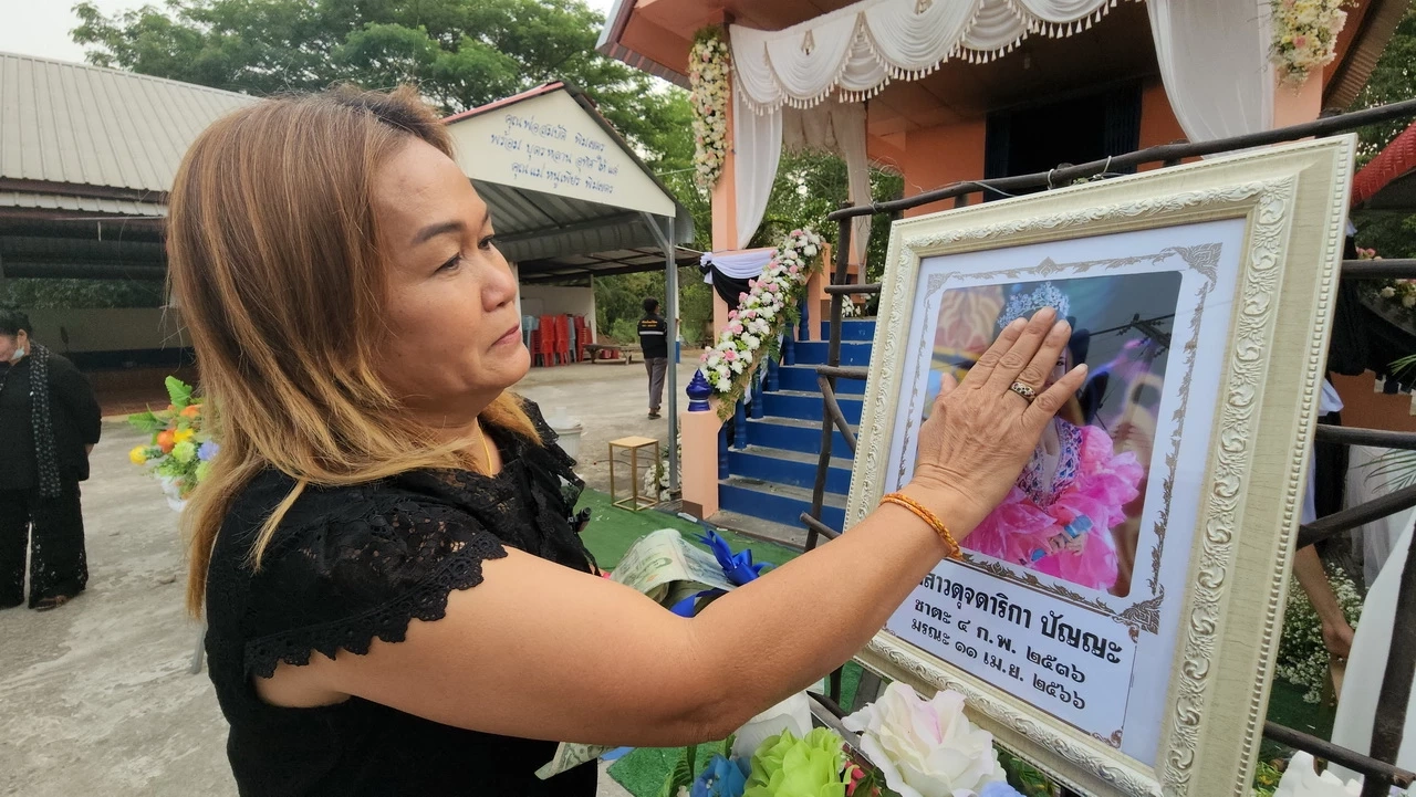 น้ำตาท่วมวัด! เผาแล้ว "อิงดาว ดุจดาริกา" นางเอกหมอลำเสียงวิหค