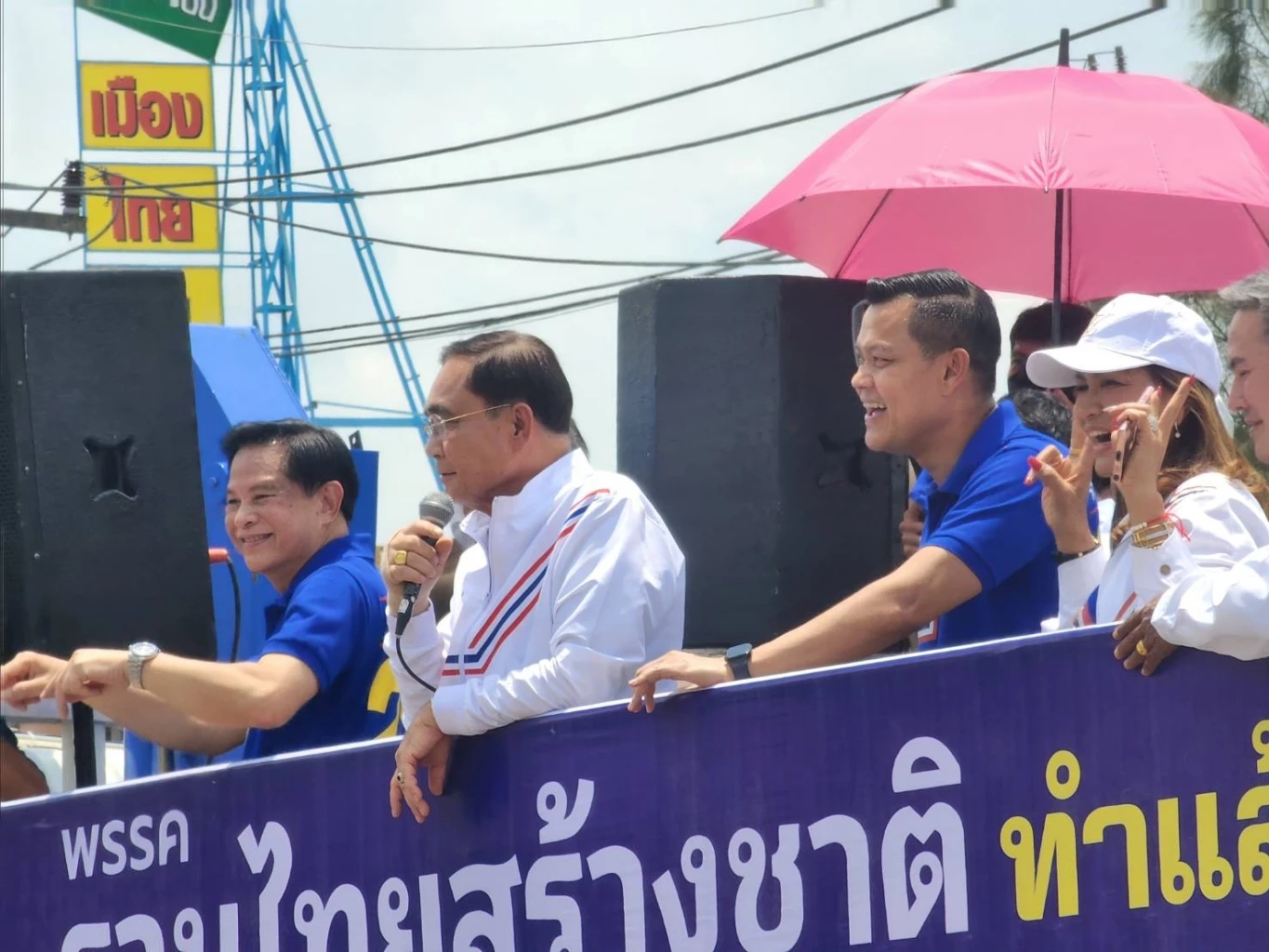 "บิ๊กตู่" ขึ้นขบวนรถแห่หาเสียง อ้อนเลือกเบอร์ 22 อมยิ้มเจอชาวบ้านชมหล่อ