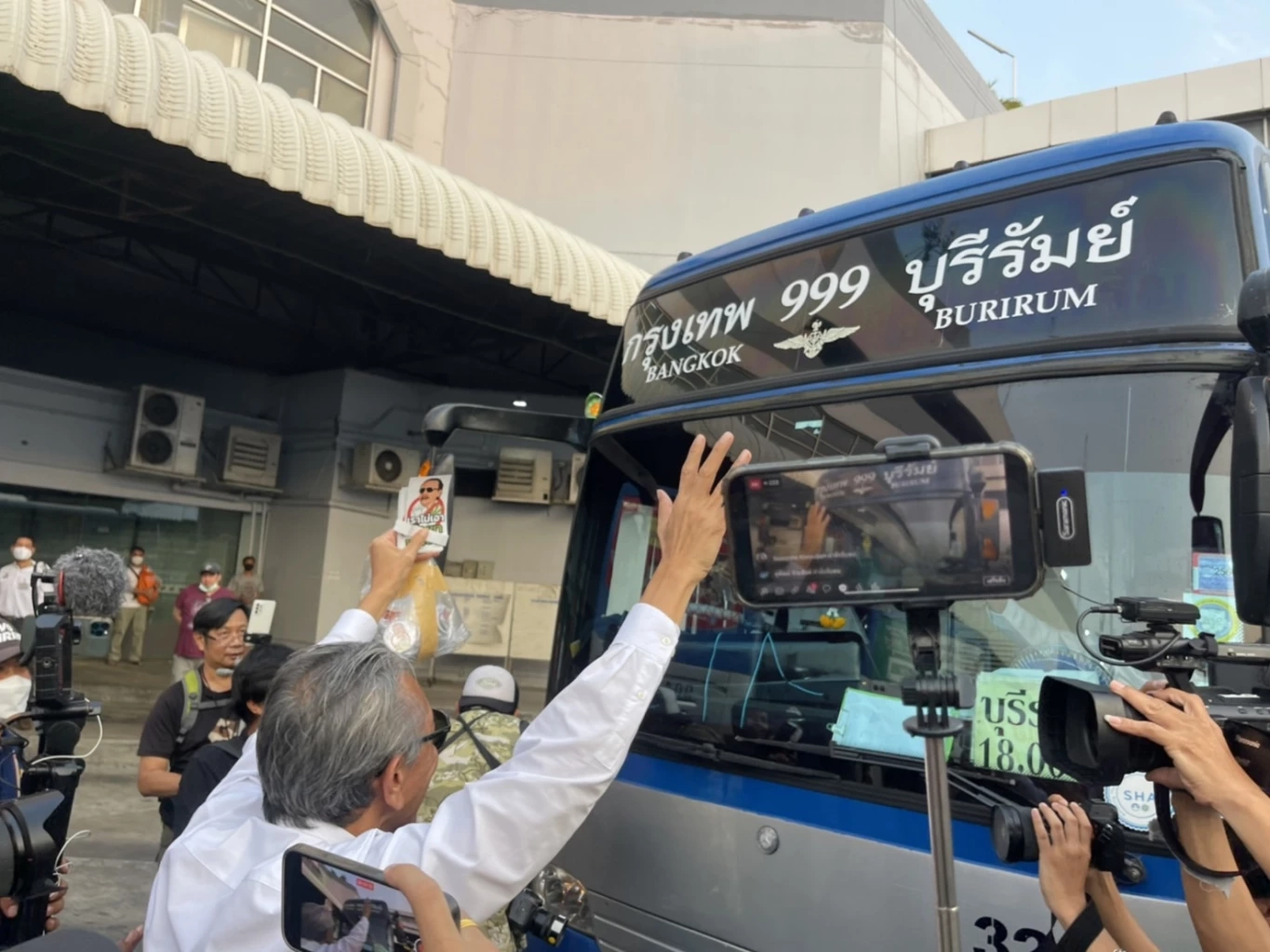 ชูวิทย์ บุกหมอชิต รณรงค์ เมา-พี้กัญชา ไม่ขับ พร้อมส่ง ปชช. กลับภูมิลำเนา