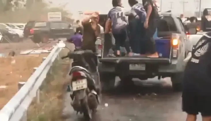 ระทึก! "พายุฤดูร้อน" ถล่มแหล่งเล่นน้ำสงกรานต์ นทท.หนีตายวุ่น (มีคลิป)
